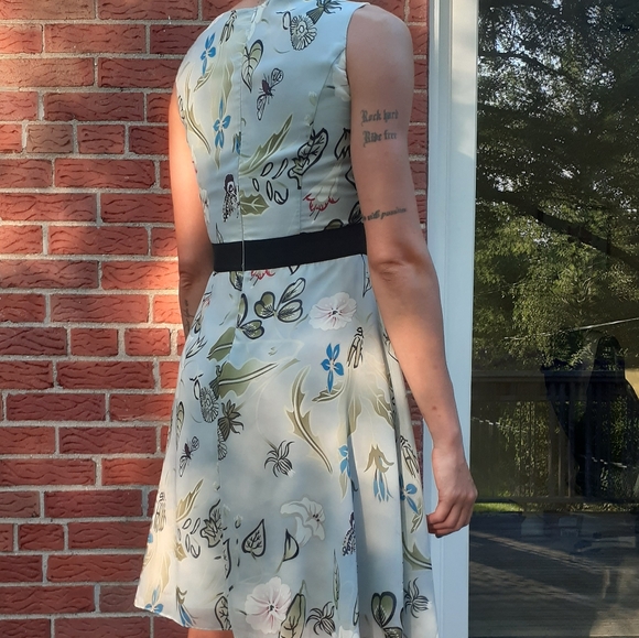 Summer dress with romantic flower pattern - Picture 4 of 6